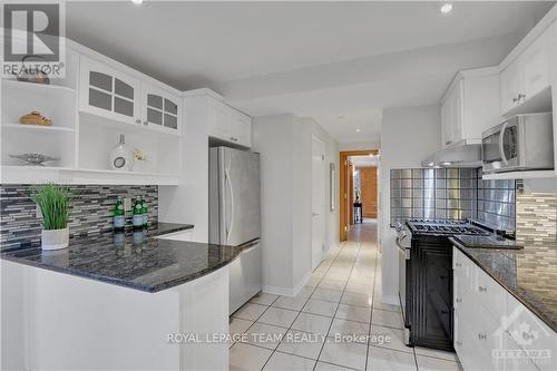 19 Farnham Crescent, Ottawa, ON - Indoor Photo Showing Kitchen With Upgraded Kitchen