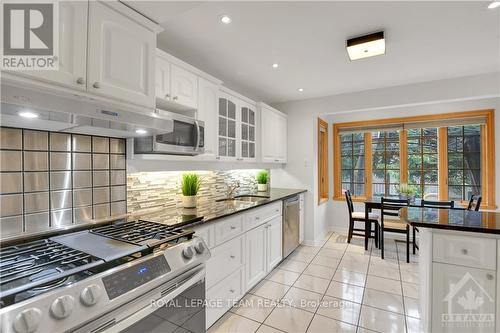 19 Farnham Crescent, Ottawa, ON - Indoor Photo Showing Kitchen With Upgraded Kitchen