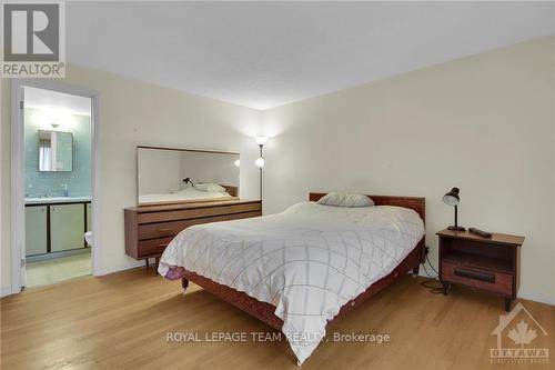 44 Ashgrove Crescent, Ottawa, ON - Indoor Photo Showing Bedroom