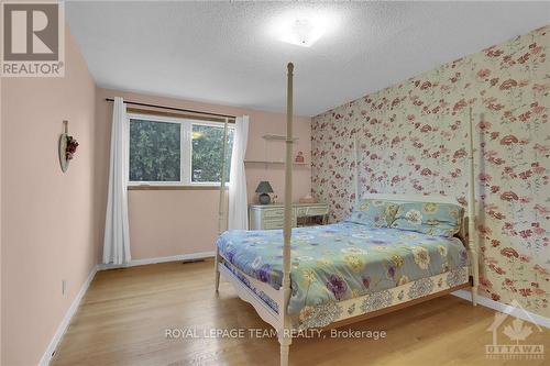 44 Ashgrove Crescent, Ottawa, ON - Indoor Photo Showing Bedroom