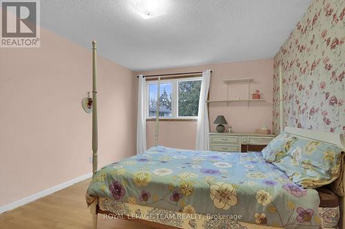 44 Ashgrove Crescent, Ottawa, ON - Indoor Photo Showing Bedroom