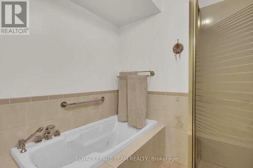 44 Ashgrove Crescent, Ottawa, ON - Indoor Photo Showing Bathroom