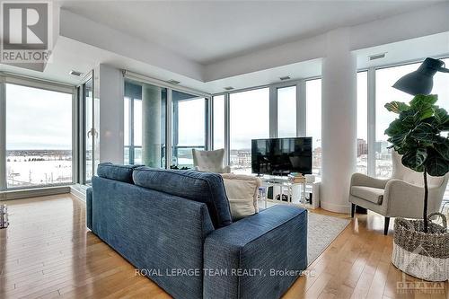 803 - 200 Lett Street, Ottawa, ON - Indoor Photo Showing Living Room