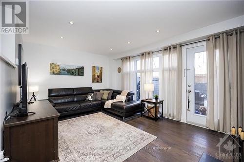 52 Reaney Court, Ottawa, ON - Indoor Photo Showing Living Room