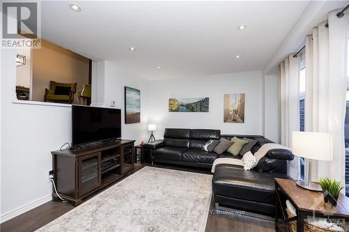 52 Reaney Court, Ottawa, ON - Indoor Photo Showing Living Room