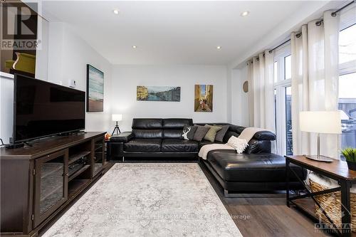 52 Reaney Court, Ottawa, ON - Indoor Photo Showing Living Room