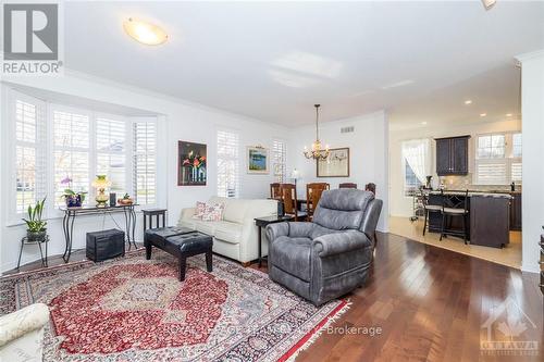 411 Oban Pvt, Ottawa, ON - Indoor Photo Showing Living Room