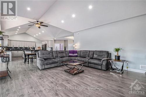 11230 County 3 Road, North Dundas, ON - Indoor Photo Showing Living Room