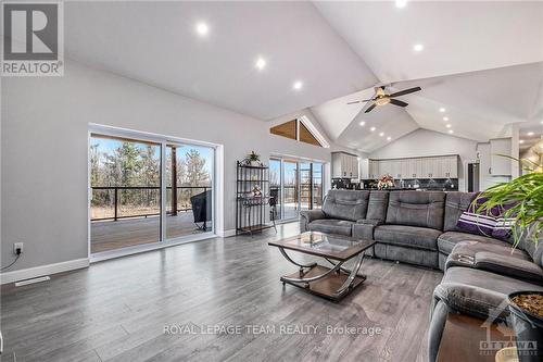 11230 County 3 Road, North Dundas, ON - Indoor Photo Showing Living Room