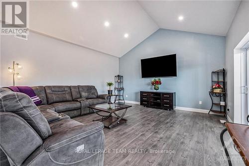 11230 County 3 Road, North Dundas, ON - Indoor Photo Showing Living Room