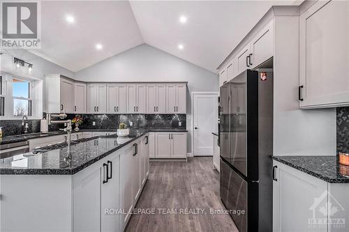 11230 County 3 Road, North Dundas, ON - Indoor Photo Showing Kitchen With Upgraded Kitchen