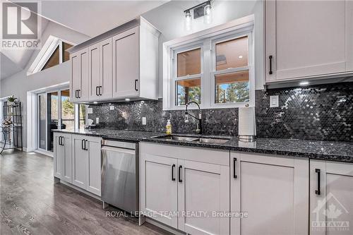 11230 County 3 Road, North Dundas, ON - Indoor Photo Showing Kitchen With Double Sink With Upgraded Kitchen