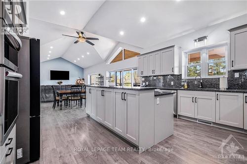 11230 County 3 Road, North Dundas, ON - Indoor Photo Showing Kitchen With Upgraded Kitchen