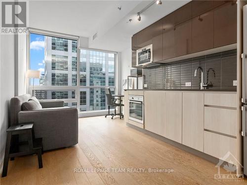 804 - 199 Slater Street, Ottawa, ON - Indoor Photo Showing Kitchen