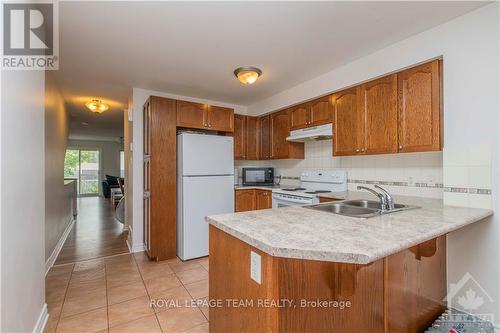 A - 722 Chapman Mills Drive, Ottawa, ON - Indoor Photo Showing Kitchen With Double Sink