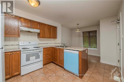 A - 722 Chapman Mills Drive, Ottawa, ON - Indoor Photo Showing Kitchen With Double Sink