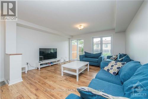 A - 722 Chapman Mills Drive, Ottawa, ON - Indoor Photo Showing Living Room