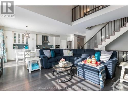 656 Parade Drive, Ottawa, ON - Indoor Photo Showing Living Room