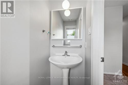 75 Strathaven, Ottawa, ON - Indoor Photo Showing Bathroom