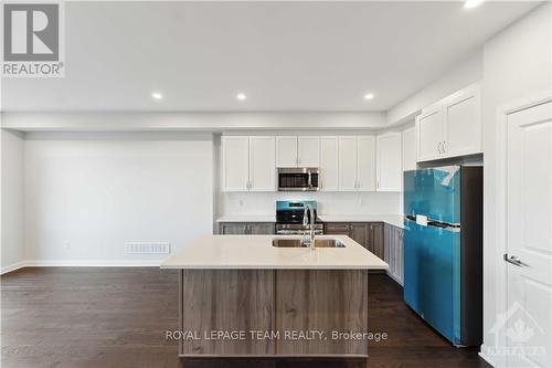 706 Fairline Row, Ottawa, ON - Indoor Photo Showing Kitchen