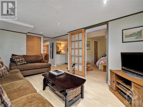 1347 Avenue S Avenue, Ottawa, ON - Indoor Photo Showing Living Room