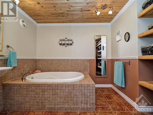 1347 Avenue S Avenue, Ottawa, ON - Indoor Photo Showing Bathroom