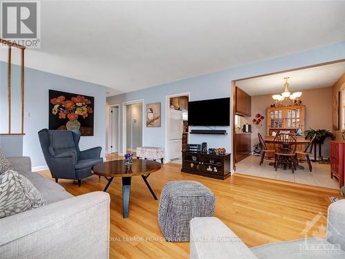 1347 Avenue S Avenue, Ottawa, ON - Indoor Photo Showing Living Room