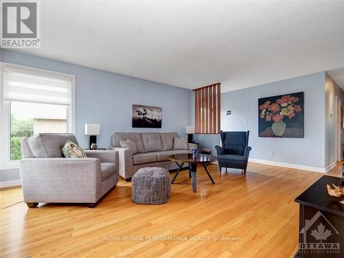 1347 Avenue S Avenue, Ottawa, ON - Indoor Photo Showing Living Room