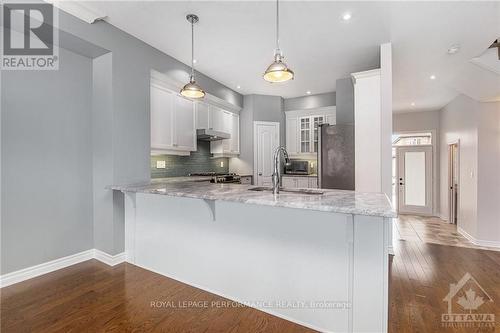 635 Whitecliffs Avenue, Ottawa, ON - Indoor Photo Showing Kitchen With Upgraded Kitchen