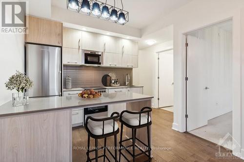 813 - 255 Bay Street, Ottawa, ON - Indoor Photo Showing Kitchen With Upgraded Kitchen