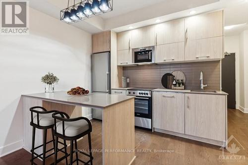 813 - 255 Bay Street, Ottawa, ON - Indoor Photo Showing Kitchen With Upgraded Kitchen