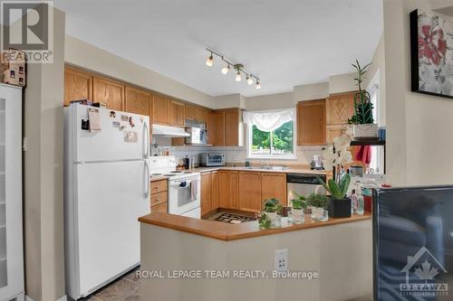 8 Calaveras Avenue, Ottawa, ON - Indoor Photo Showing Kitchen