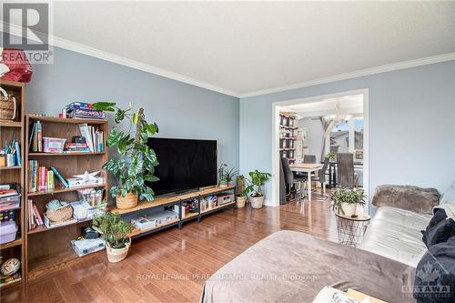 54 Lapointe Boulevard, Russell, ON - Indoor Photo Showing Living Room