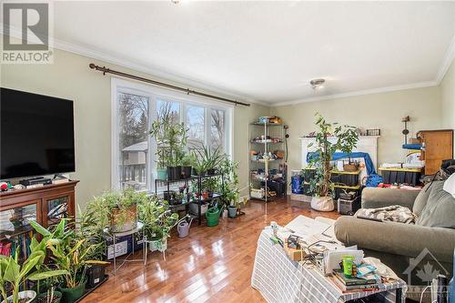 54 Lapointe Boulevard, Russell, ON - Indoor Photo Showing Living Room