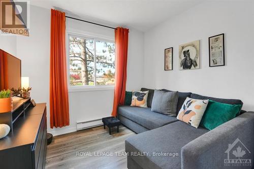 204 - 212 Viewmount Drive, Ottawa, ON - Indoor Photo Showing Living Room