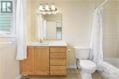 357 Hillsboro, Ottawa, ON - Indoor Photo Showing Bathroom