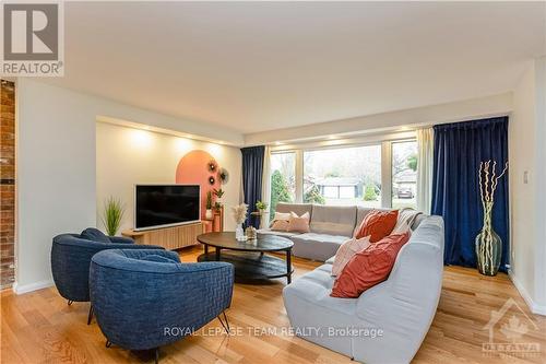 12 Pellan Crescent, Ottawa, ON - Indoor Photo Showing Living Room