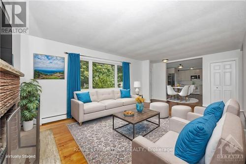 697 Oak Creek Road, Ottawa, ON - Indoor Photo Showing Living Room