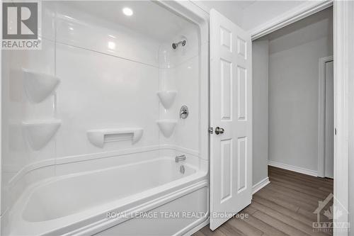 697 Oak Creek Road, Ottawa, ON - Indoor Photo Showing Bathroom