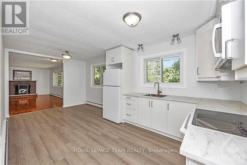 697 Oak Creek Road, Ottawa, ON - Indoor Photo Showing Kitchen