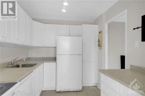 209 - 2625 Regina Street, Ottawa, ON - Indoor Photo Showing Kitchen