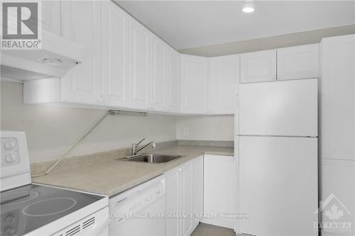 209 - 2625 Regina Street, Ottawa, ON - Indoor Photo Showing Kitchen