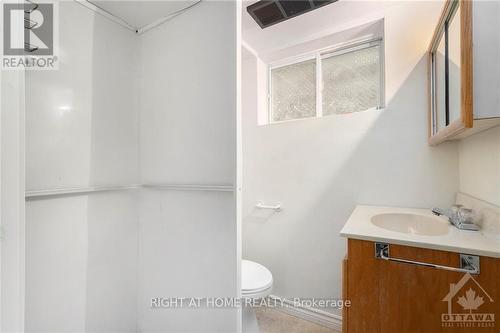 917 Pinecrest Road, Ottawa, ON - Indoor Photo Showing Bathroom