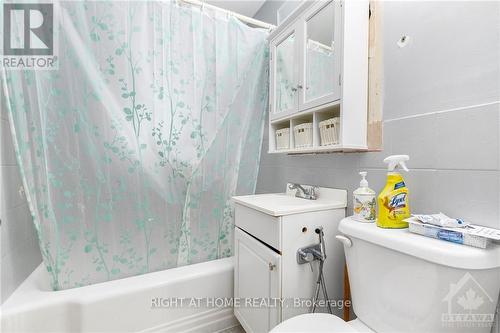 917 Pinecrest Road, Ottawa, ON - Indoor Photo Showing Bathroom