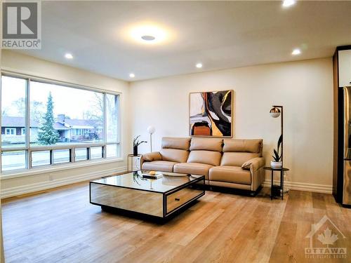 62 Viewmount Drive, Ottawa, ON - Indoor Photo Showing Living Room