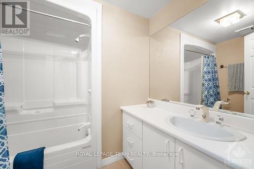 33 Durham, Ottawa, ON - Indoor Photo Showing Bathroom