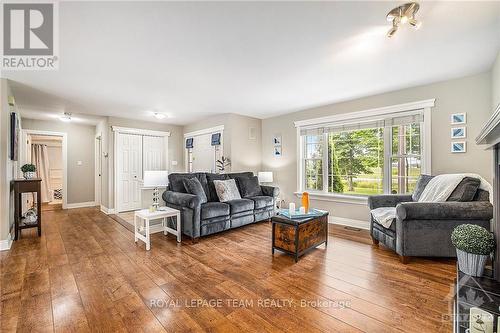 450 Big Horn Way, Ottawa, ON - Indoor Photo Showing Living Room