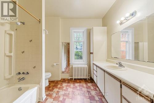 198 Cobourg Street, Ottawa, ON - Indoor Photo Showing Bathroom