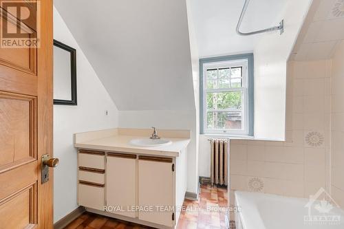 198 Cobourg Street, Ottawa, ON - Indoor Photo Showing Bathroom