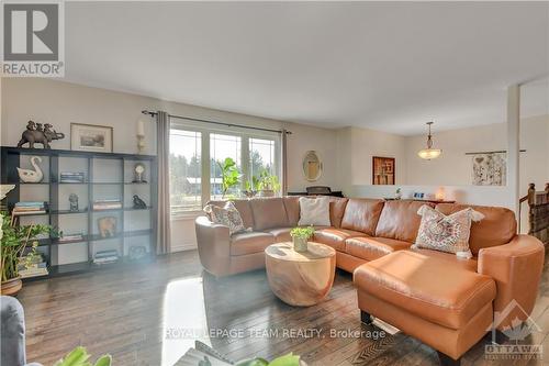 424 Hyndman Road, Edwardsburgh/Cardinal, ON - Indoor Photo Showing Living Room